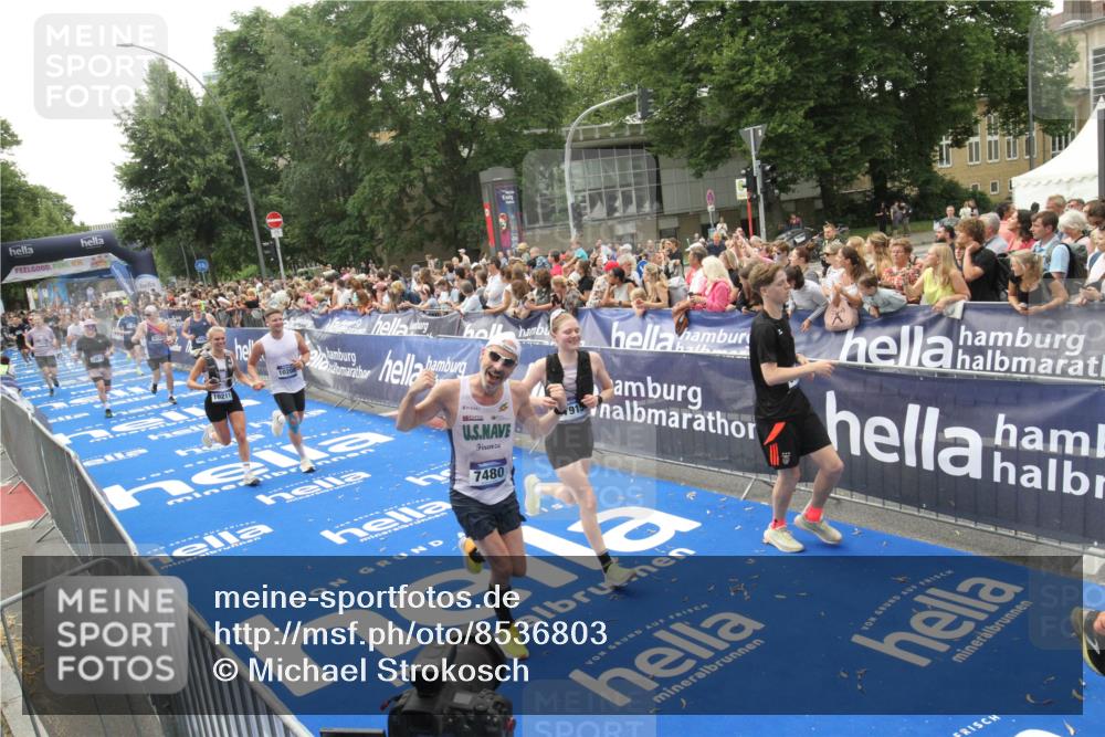 29.06.2025 - hella hamburg halbmarathon Michael Strokosch http://msf.ph/oto/8536803 29.06.2025 10:47:19 Ziel  meine-sportfotos.de