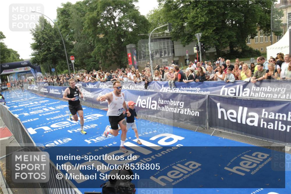 29.06.2025 - hella hamburg halbmarathon Michael Strokosch http://msf.ph/oto/8536805 29.06.2025 10:29:16 Ziel  meine-sportfotos.de