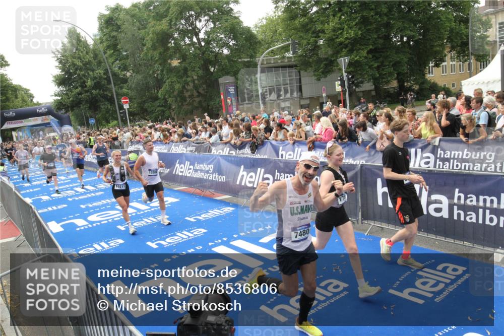 29.06.2025 - hella hamburg halbmarathon Michael Strokosch http://msf.ph/oto/8536806 29.06.2025 10:47:20 Ziel  meine-sportfotos.de