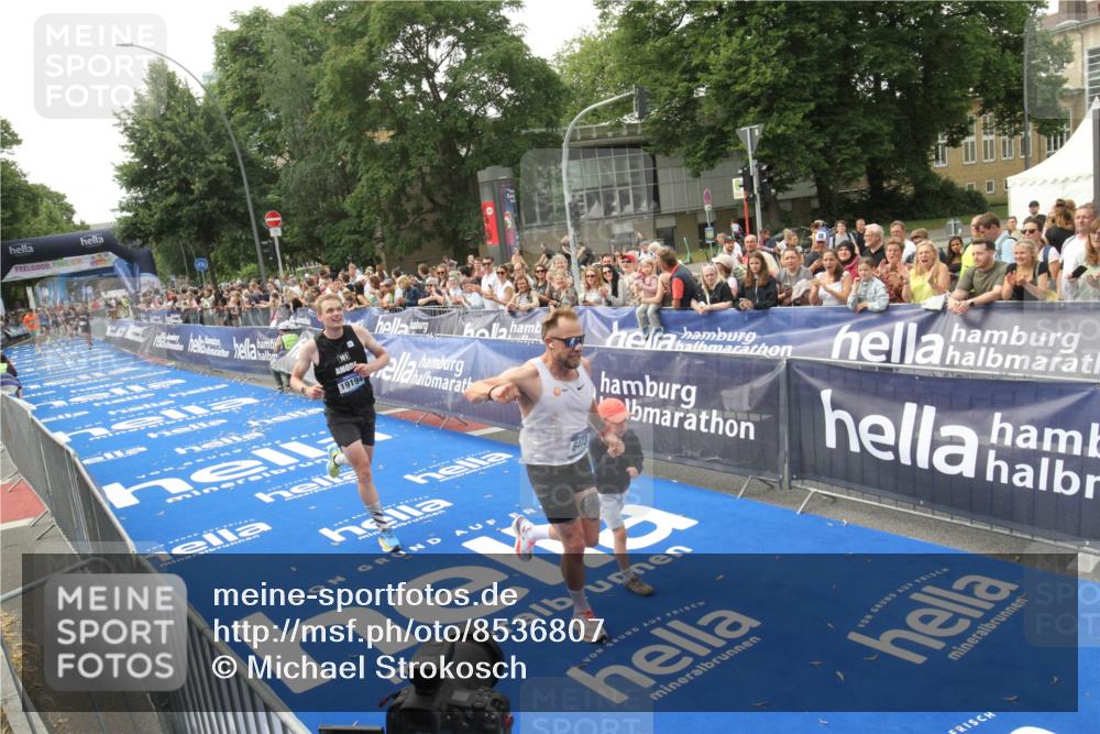 29.06.2025 - hella hamburg halbmarathon Michael Strokosch http://msf.ph/oto/8536807 29.06.2025 10:29:16 Ziel  meine-sportfotos.de