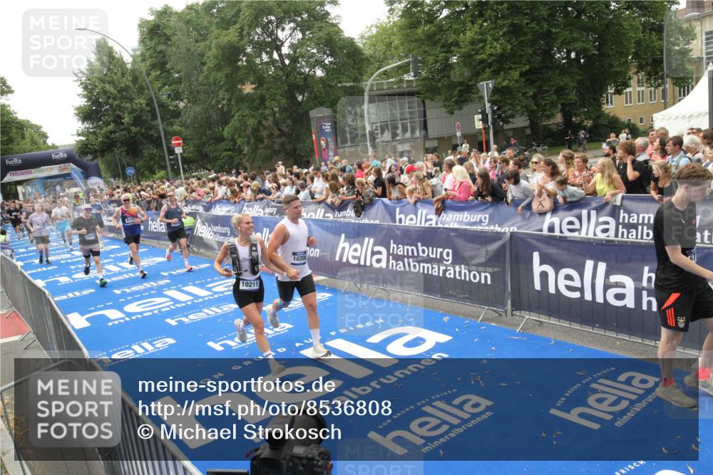 29.06.2025 - hella hamburg halbmarathon Michael Strokosch http://msf.ph/oto/8536808 29.06.2025 10:47:20 Ziel  meine-sportfotos.de