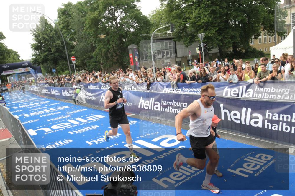 29.06.2025 - hella hamburg halbmarathon Michael Strokosch http://msf.ph/oto/8536809 29.06.2025 10:29:16 Ziel  meine-sportfotos.de