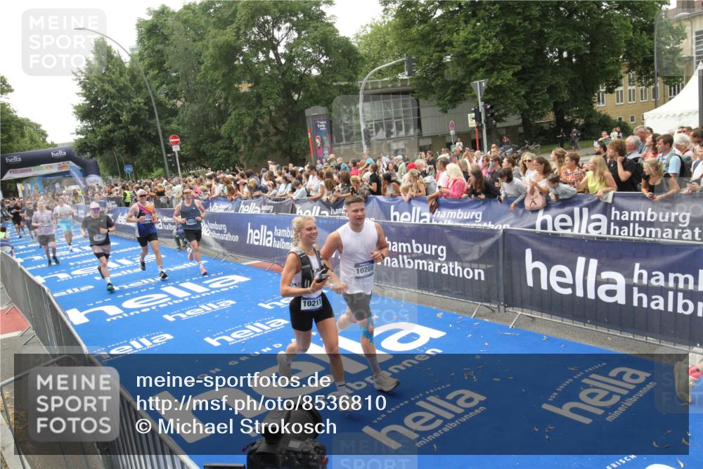 29.06.2025 - hella hamburg halbmarathon Michael Strokosch http://msf.ph/oto/8536810 29.06.2025 10:47:20 Ziel  meine-sportfotos.de