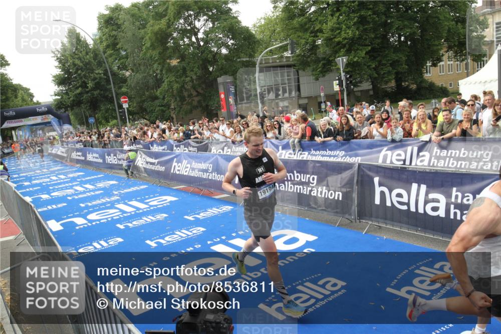 29.06.2025 - hella hamburg halbmarathon Michael Strokosch http://msf.ph/oto/8536811 29.06.2025 10:29:17 Ziel  meine-sportfotos.de