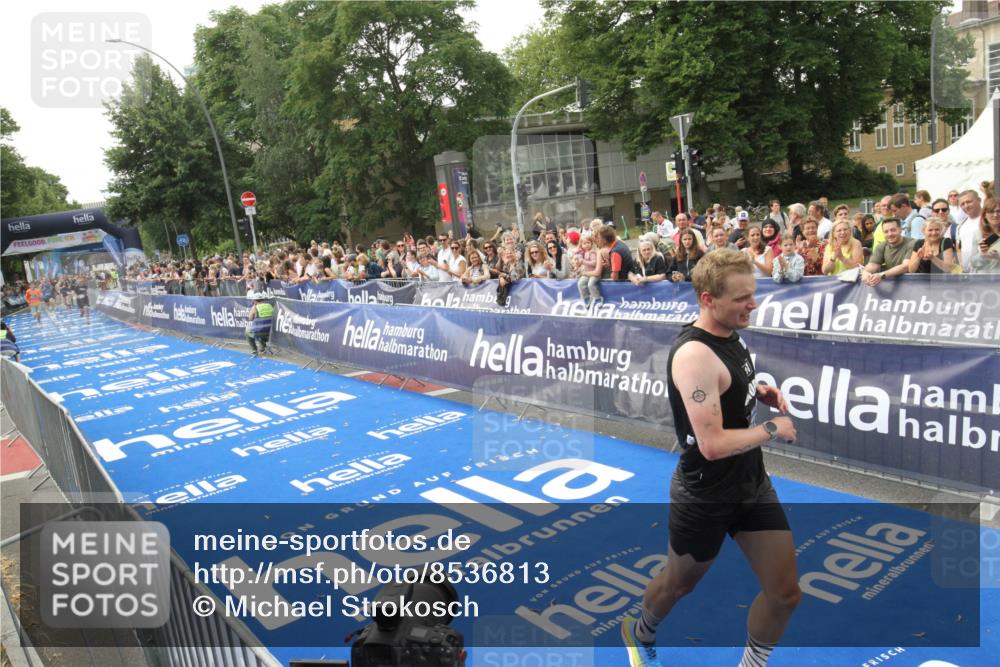 29.06.2025 - hella hamburg halbmarathon Michael Strokosch http://msf.ph/oto/8536813 29.06.2025 10:29:17 Ziel  meine-sportfotos.de