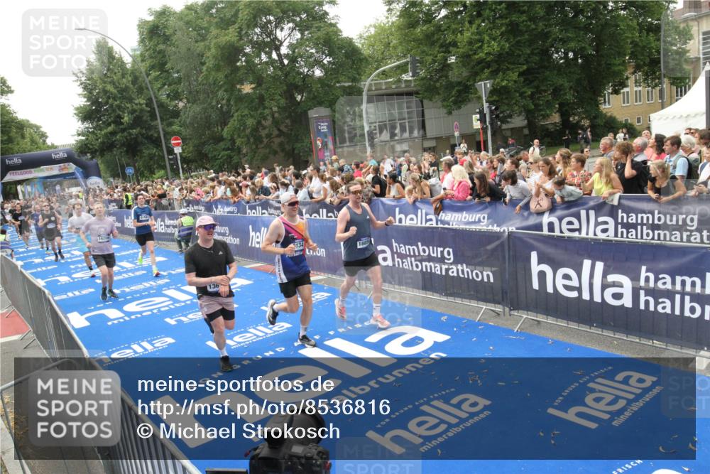 29.06.2025 - hella hamburg halbmarathon Michael Strokosch http://msf.ph/oto/8536816 29.06.2025 10:47:22 Ziel  meine-sportfotos.de
