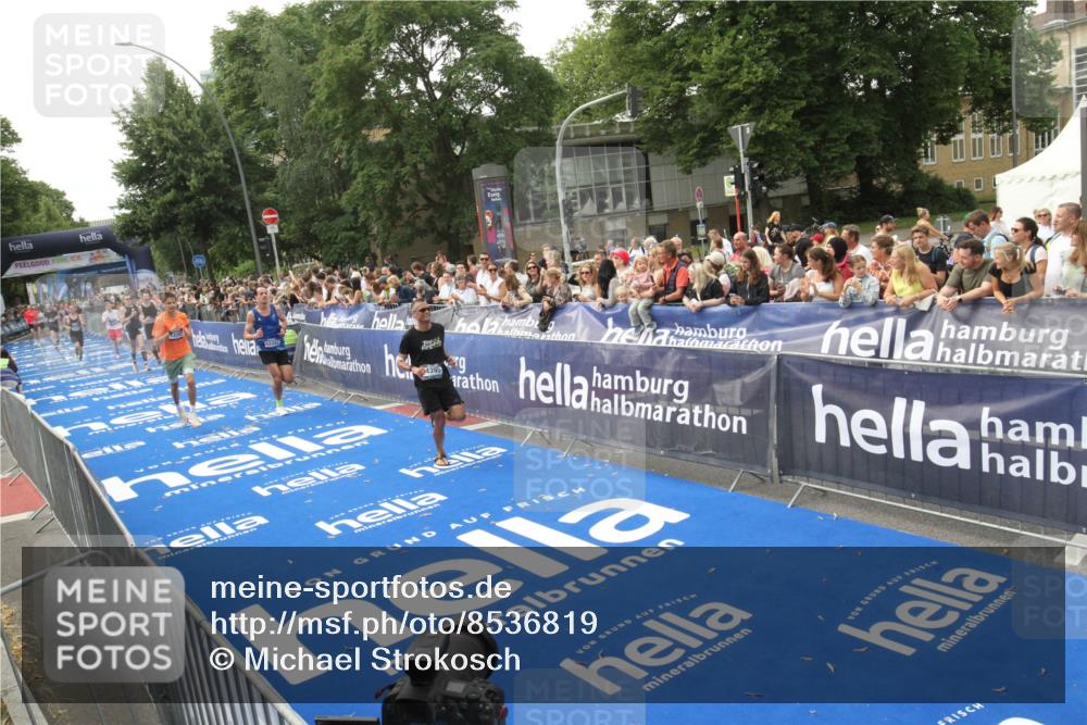 29.06.2025 - hella hamburg halbmarathon Michael Strokosch http://msf.ph/oto/8536819 29.06.2025 10:29:23 Ziel  meine-sportfotos.de