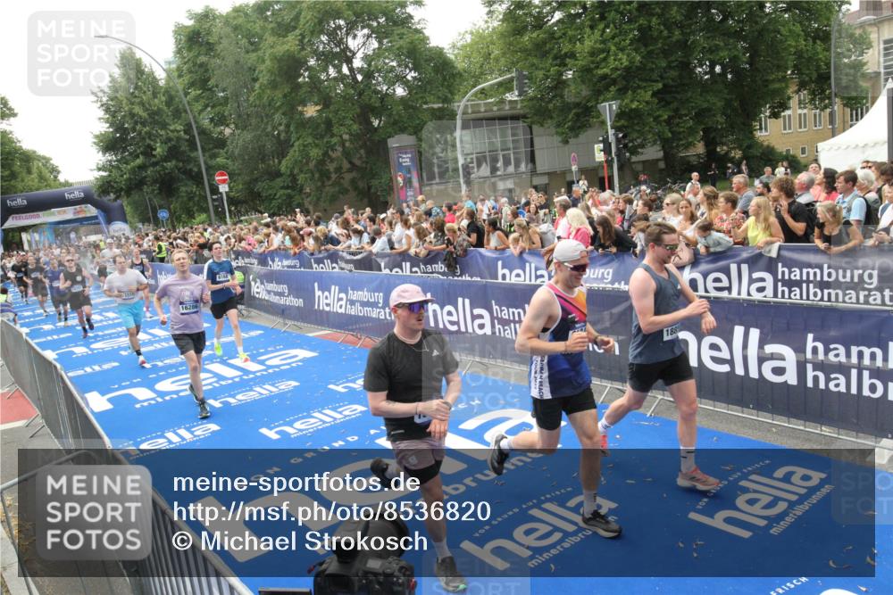 29.06.2025 - hella hamburg halbmarathon Michael Strokosch http://msf.ph/oto/8536820 29.06.2025 10:47:23 Ziel  meine-sportfotos.de