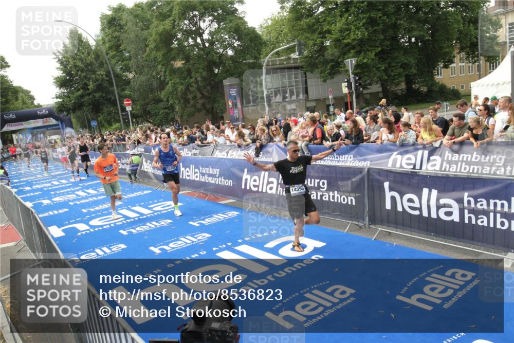 29.06.2025 - hella hamburg halbmarathon Michael Strokosch http://msf.ph/oto/8536823 29.06.2025 10:29:23 Ziel  meine-sportfotos.de