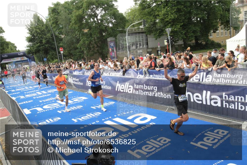 29.06.2025 - hella hamburg halbmarathon Michael Strokosch http://msf.ph/oto/8536825 29.06.2025 10:29:24 Ziel  meine-sportfotos.de