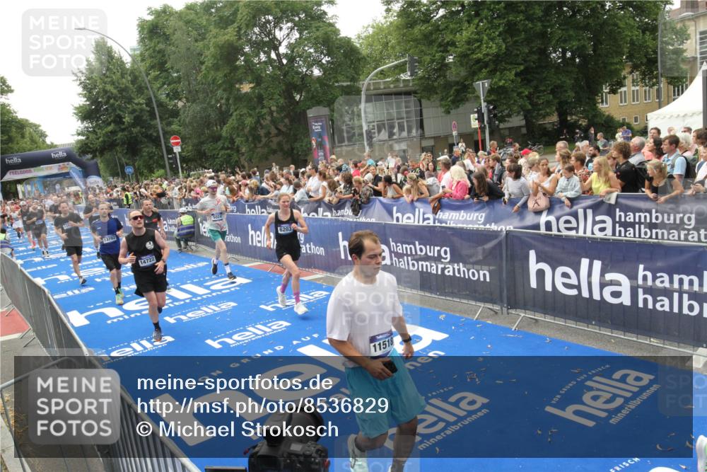 29.06.2025 - hella hamburg halbmarathon Michael Strokosch http://msf.ph/oto/8536829 29.06.2025 10:47:26 Ziel  meine-sportfotos.de
