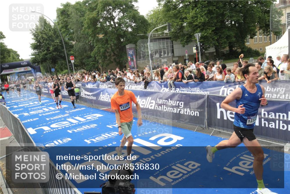 29.06.2025 - hella hamburg halbmarathon Michael Strokosch http://msf.ph/oto/8536830 29.06.2025 10:29:25 Ziel  meine-sportfotos.de