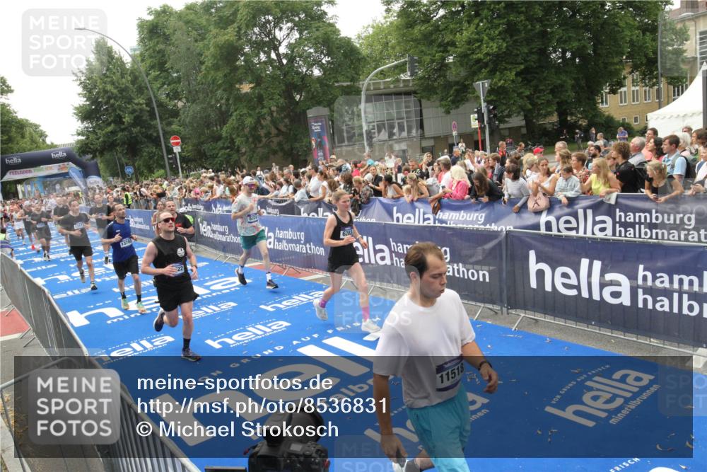 29.06.2025 - hella hamburg halbmarathon Michael Strokosch http://msf.ph/oto/8536831 29.06.2025 10:47:26 Ziel  meine-sportfotos.de