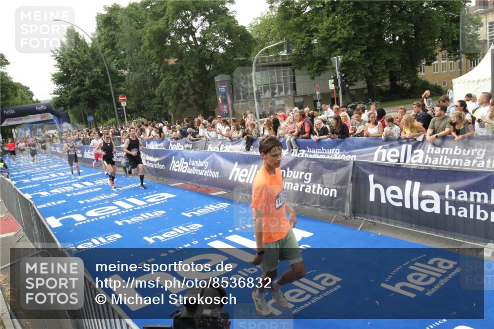 29.06.2025 - hella hamburg halbmarathon Michael Strokosch http://msf.ph/oto/8536832 29.06.2025 10:29:25 Ziel  meine-sportfotos.de
