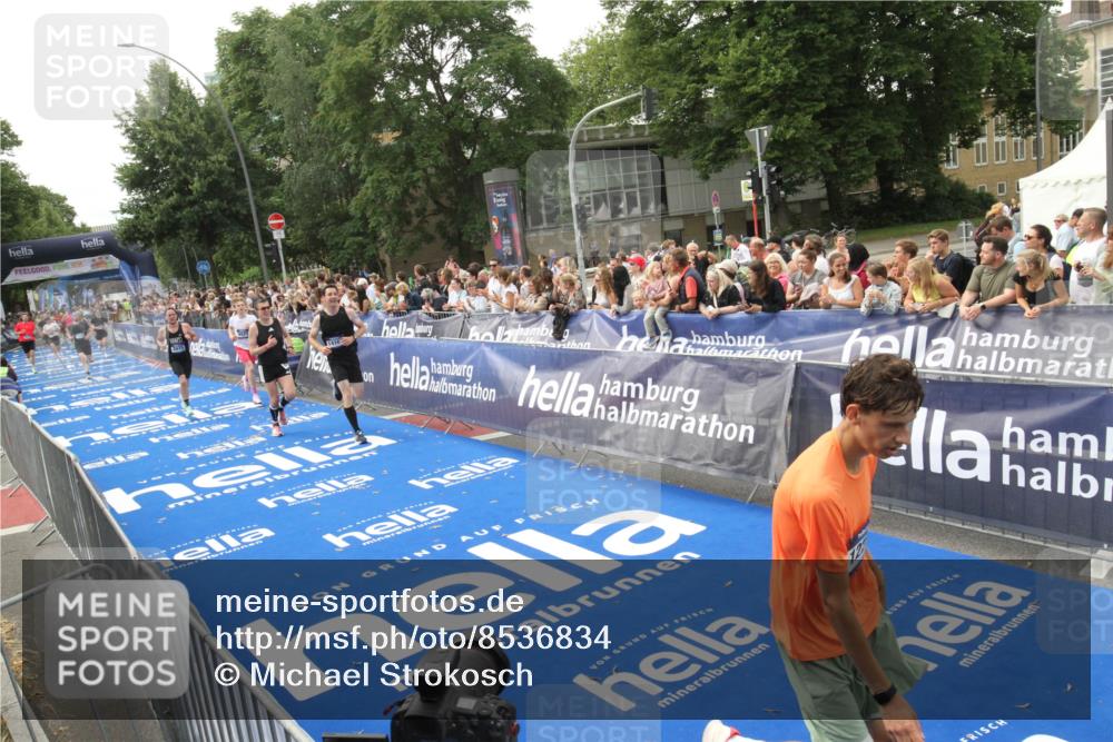 29.06.2025 - hella hamburg halbmarathon Michael Strokosch http://msf.ph/oto/8536834 29.06.2025 10:29:25 Ziel  meine-sportfotos.de