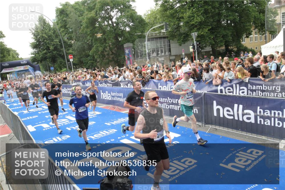 29.06.2025 - hella hamburg halbmarathon Michael Strokosch http://msf.ph/oto/8536835 29.06.2025 10:47:27 Ziel  meine-sportfotos.de