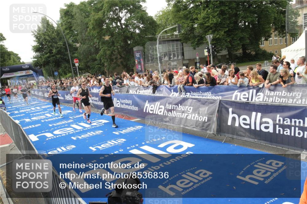 29.06.2025 - hella hamburg halbmarathon Michael Strokosch http://msf.ph/oto/8536836 29.06.2025 10:29:26 Ziel  meine-sportfotos.de