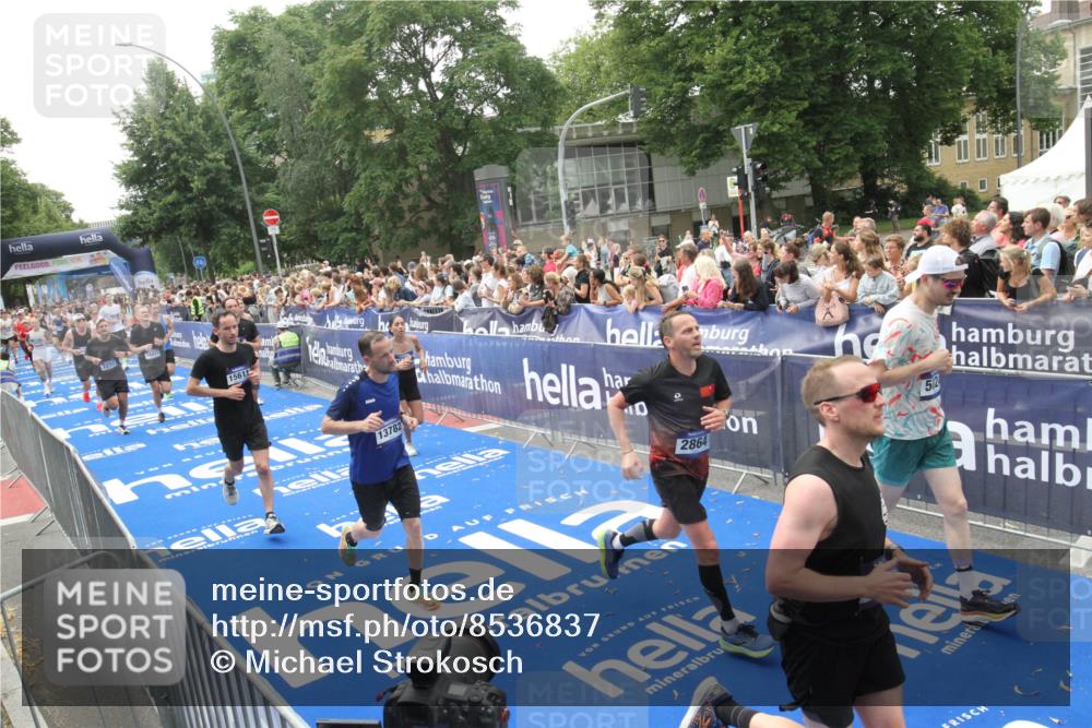 29.06.2025 - hella hamburg halbmarathon Michael Strokosch http://msf.ph/oto/8536837 29.06.2025 10:47:27 Ziel  meine-sportfotos.de