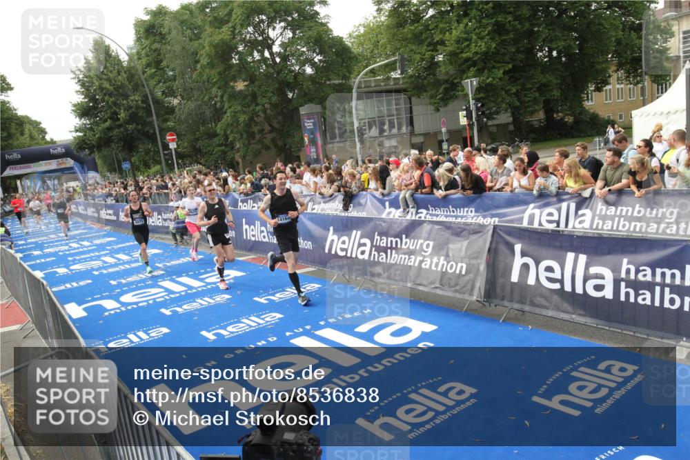 29.06.2025 - hella hamburg halbmarathon Michael Strokosch http://msf.ph/oto/8536838 29.06.2025 10:29:26 Ziel  meine-sportfotos.de