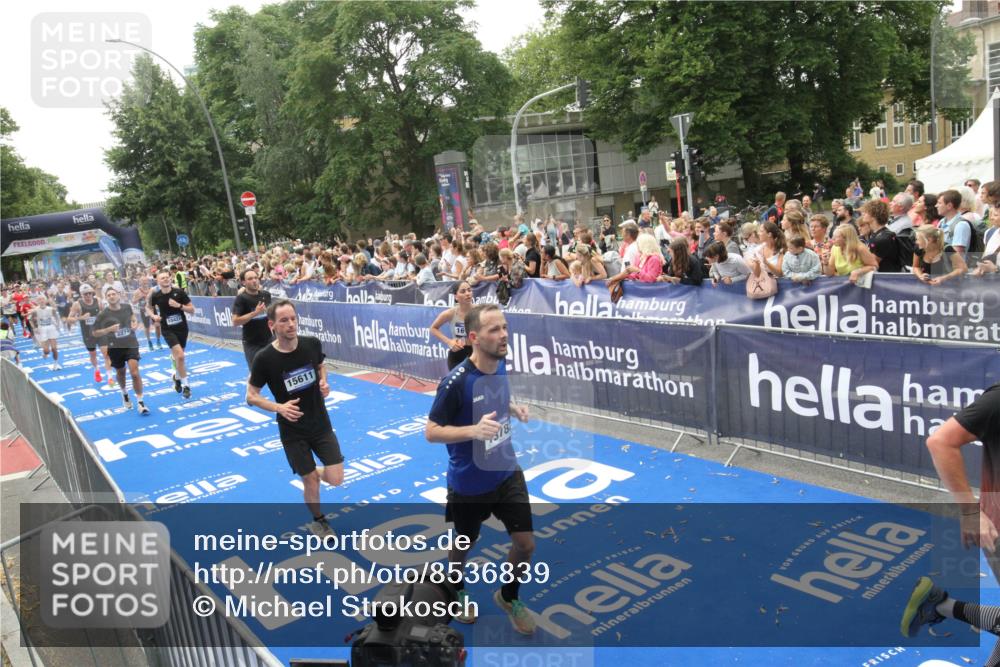 29.06.2025 - hella hamburg halbmarathon Michael Strokosch http://msf.ph/oto/8536839 29.06.2025 10:47:28 Ziel  meine-sportfotos.de