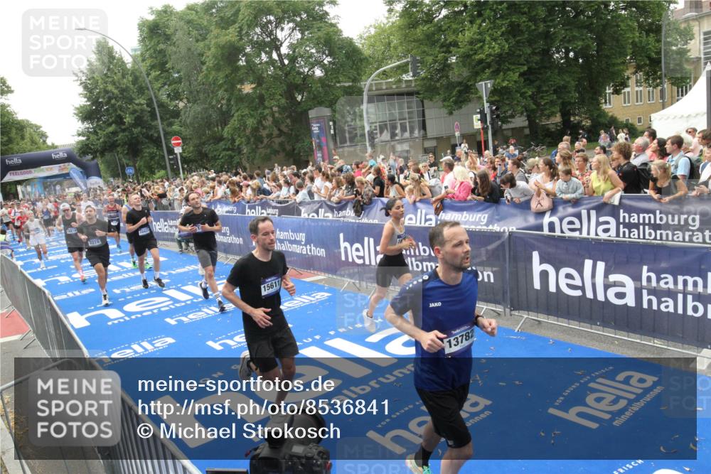29.06.2025 - hella hamburg halbmarathon Michael Strokosch http://msf.ph/oto/8536841 29.06.2025 10:47:28 Ziel  meine-sportfotos.de