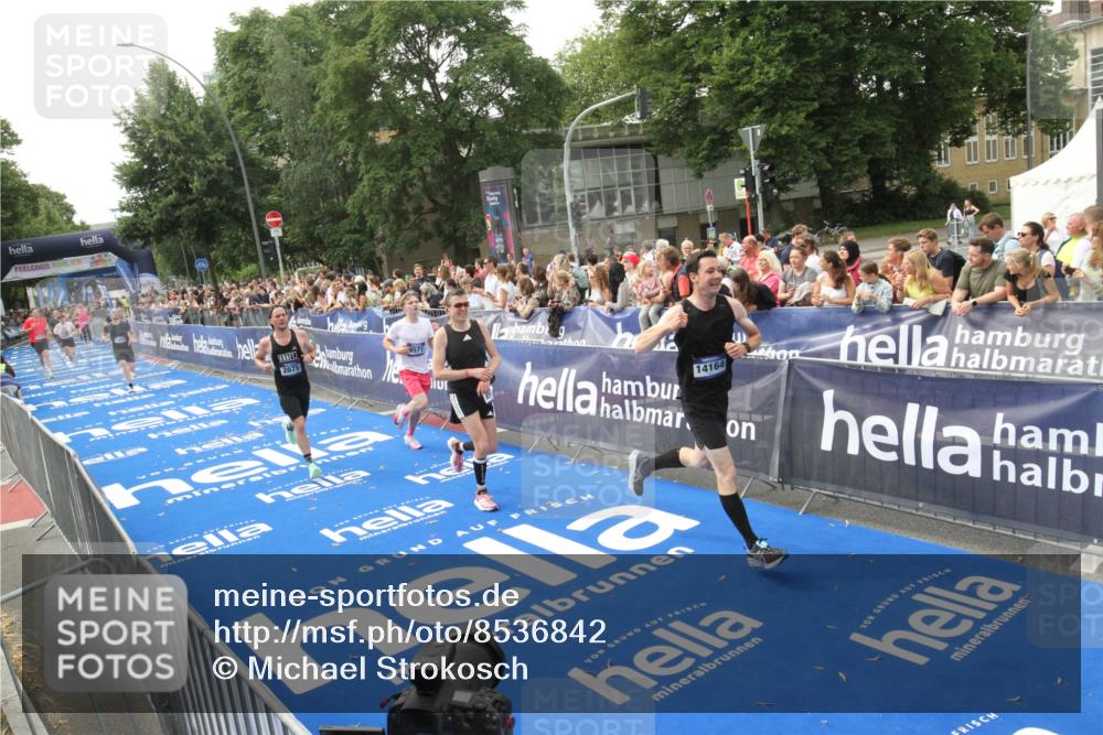 29.06.2025 - hella hamburg halbmarathon Michael Strokosch http://msf.ph/oto/8536842 29.06.2025 10:29:27 Ziel  meine-sportfotos.de