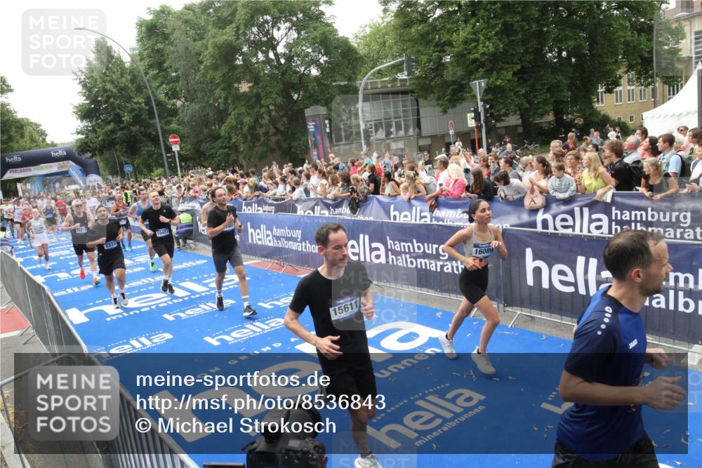 29.06.2025 - hella hamburg halbmarathon Michael Strokosch http://msf.ph/oto/8536843 29.06.2025 10:47:29 Ziel  meine-sportfotos.de