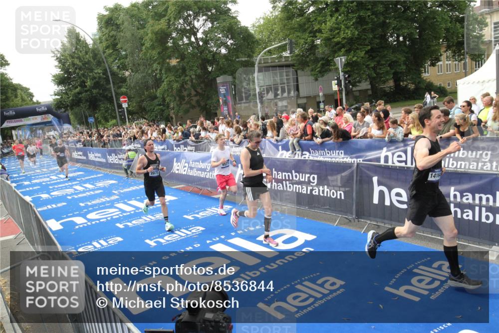 29.06.2025 - hella hamburg halbmarathon Michael Strokosch http://msf.ph/oto/8536844 29.06.2025 10:29:27 Ziel  meine-sportfotos.de