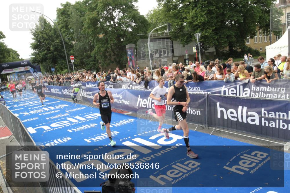 29.06.2025 - hella hamburg halbmarathon Michael Strokosch http://msf.ph/oto/8536846 29.06.2025 10:29:27 Ziel  meine-sportfotos.de