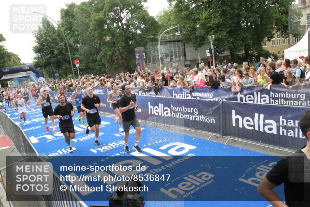29.06.2025 - hella hamburg halbmarathon Michael Strokosch http://msf.ph/oto/8536847 29.06.2025 10:47:29 Ziel  meine-sportfotos.de