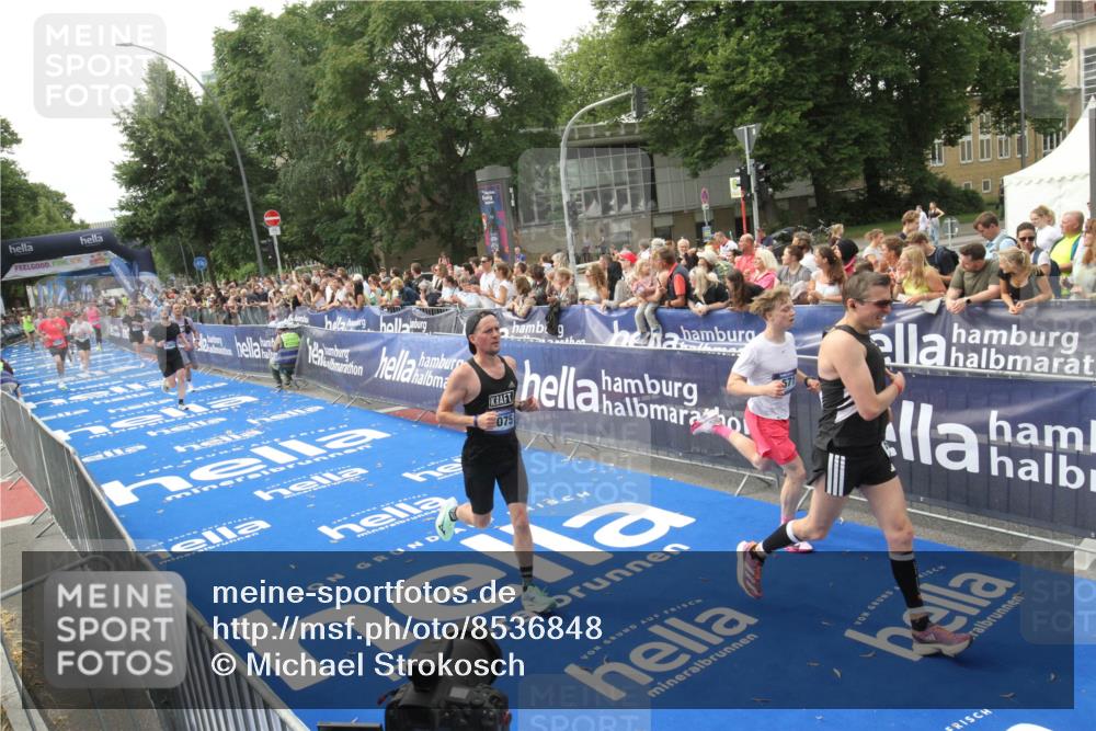 29.06.2025 - hella hamburg halbmarathon Michael Strokosch http://msf.ph/oto/8536848 29.06.2025 10:29:28 Ziel  meine-sportfotos.de