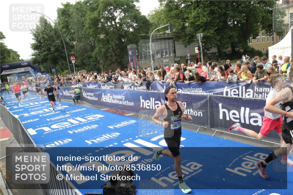 29.06.2025 - hella hamburg halbmarathon Michael Strokosch http://msf.ph/oto/8536850 29.06.2025 10:29:28 Ziel  meine-sportfotos.de