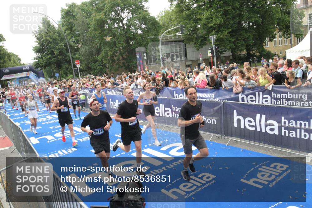 29.06.2025 - hella hamburg halbmarathon Michael Strokosch http://msf.ph/oto/8536851 29.06.2025 10:47:30 Ziel  meine-sportfotos.de