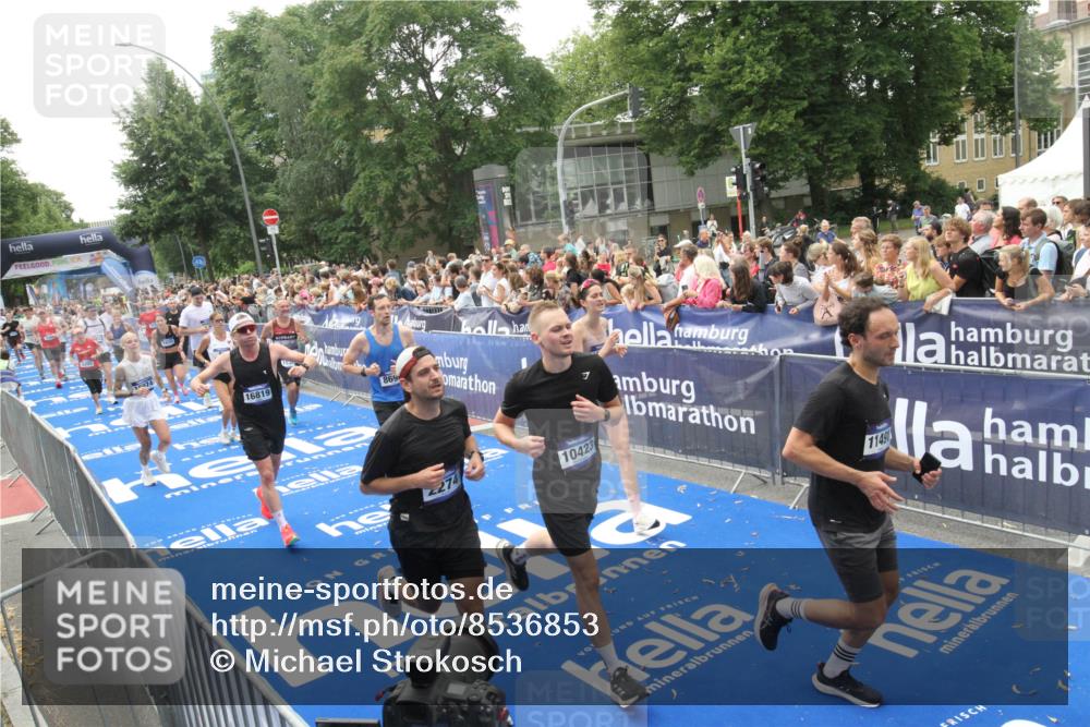 29.06.2025 - hella hamburg halbmarathon Michael Strokosch http://msf.ph/oto/8536853 29.06.2025 10:47:30 Ziel  meine-sportfotos.de
