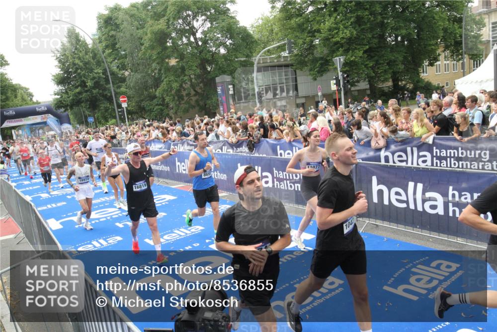 29.06.2025 - hella hamburg halbmarathon Michael Strokosch http://msf.ph/oto/8536855 29.06.2025 10:47:31 Ziel  meine-sportfotos.de