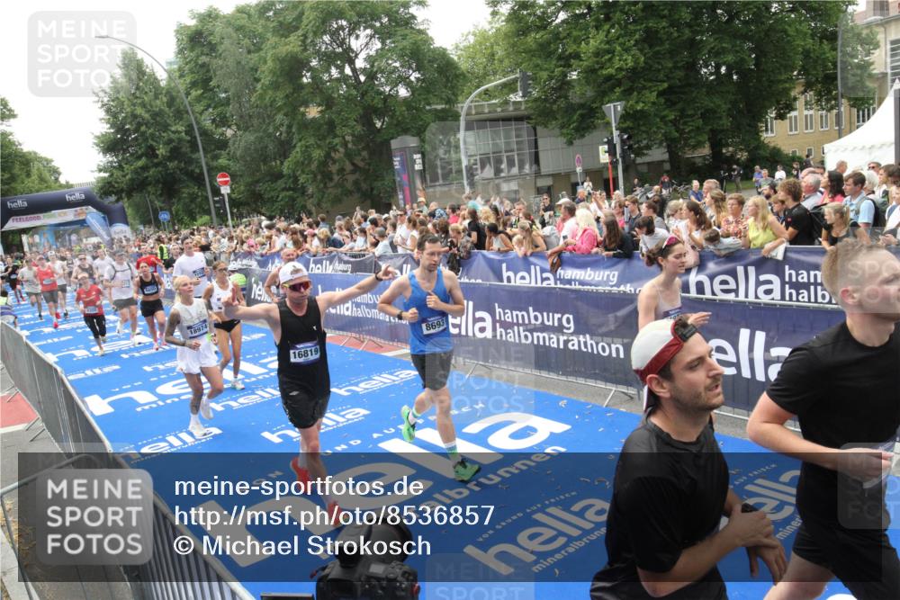 29.06.2025 - hella hamburg halbmarathon Michael Strokosch http://msf.ph/oto/8536857 29.06.2025 10:47:31 Ziel  meine-sportfotos.de