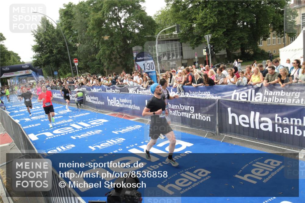29.06.2025 - hella hamburg halbmarathon Michael Strokosch http://msf.ph/oto/8536858 29.06.2025 10:29:30 Ziel  meine-sportfotos.de