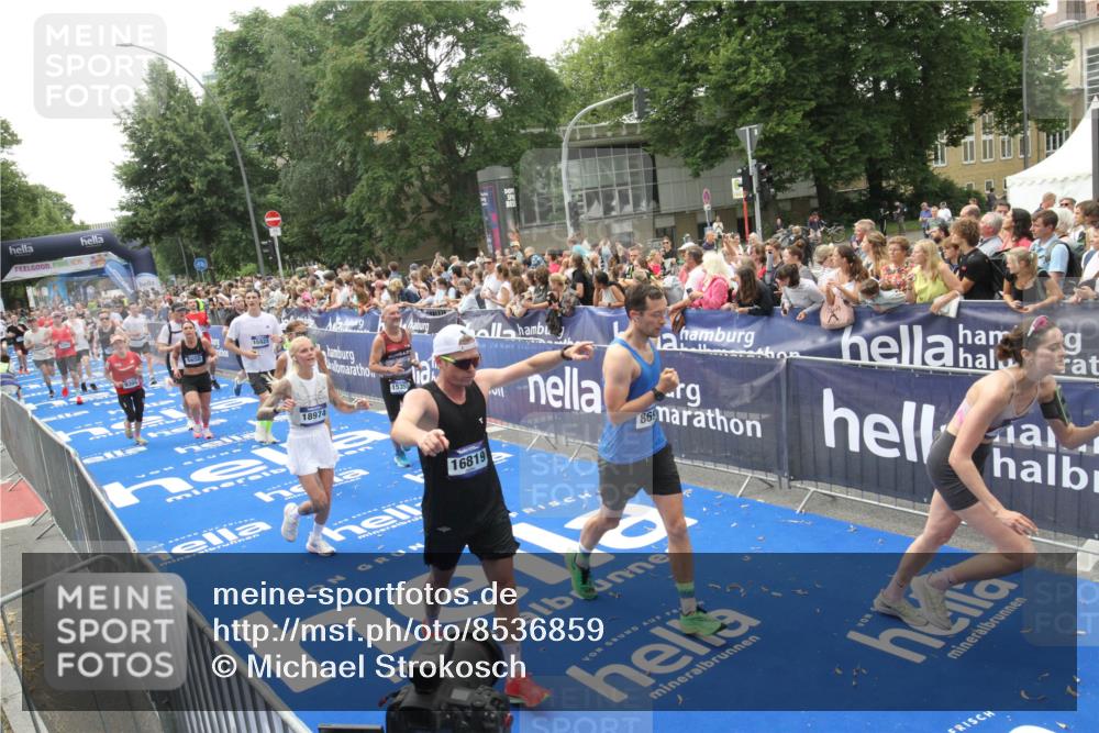 29.06.2025 - hella hamburg halbmarathon Michael Strokosch http://msf.ph/oto/8536859 29.06.2025 10:47:31 Ziel  meine-sportfotos.de