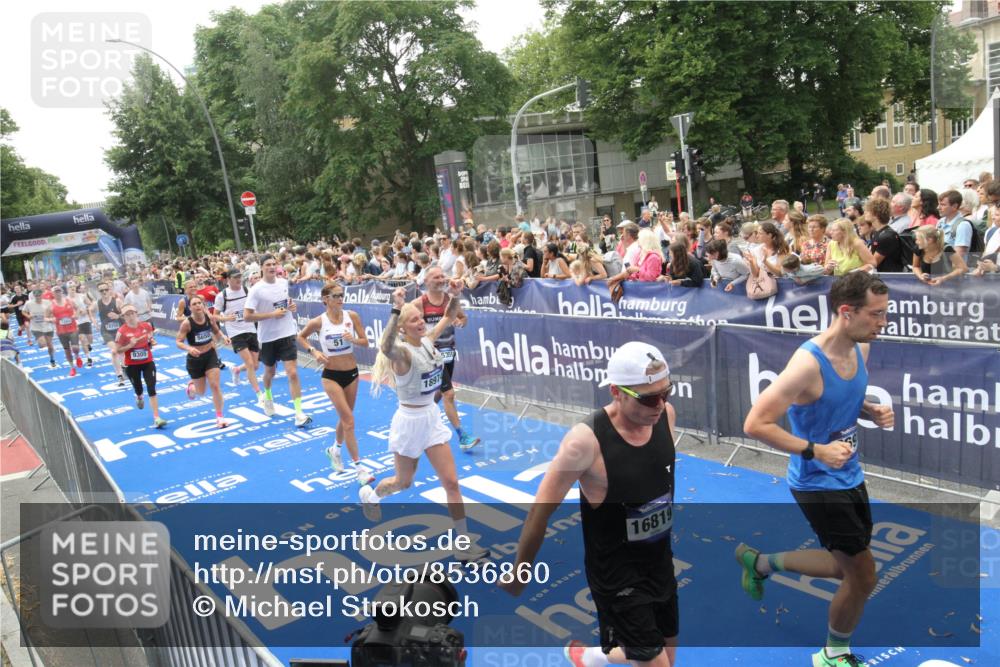 29.06.2025 - hella hamburg halbmarathon Michael Strokosch http://msf.ph/oto/8536860 29.06.2025 10:47:32 Ziel  meine-sportfotos.de