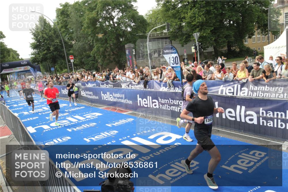 29.06.2025 - hella hamburg halbmarathon Michael Strokosch http://msf.ph/oto/8536861 29.06.2025 10:29:31 Ziel  meine-sportfotos.de
