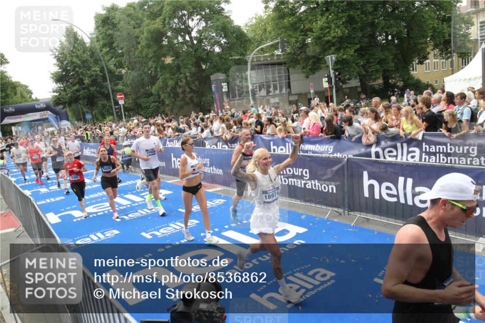 29.06.2025 - hella hamburg halbmarathon Michael Strokosch http://msf.ph/oto/8536862 29.06.2025 10:47:32 Ziel  meine-sportfotos.de