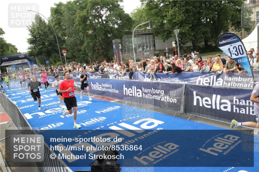 29.06.2025 - hella hamburg halbmarathon Michael Strokosch http://msf.ph/oto/8536864 29.06.2025 10:29:31 Ziel  meine-sportfotos.de