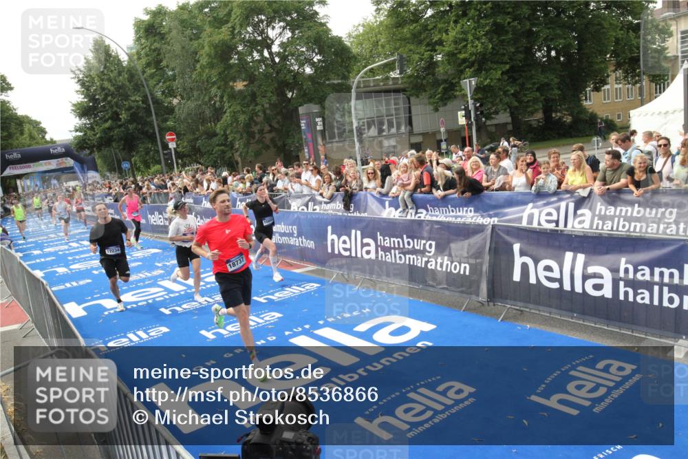 29.06.2025 - hella hamburg halbmarathon Michael Strokosch http://msf.ph/oto/8536866 29.06.2025 10:29:32 Ziel  meine-sportfotos.de