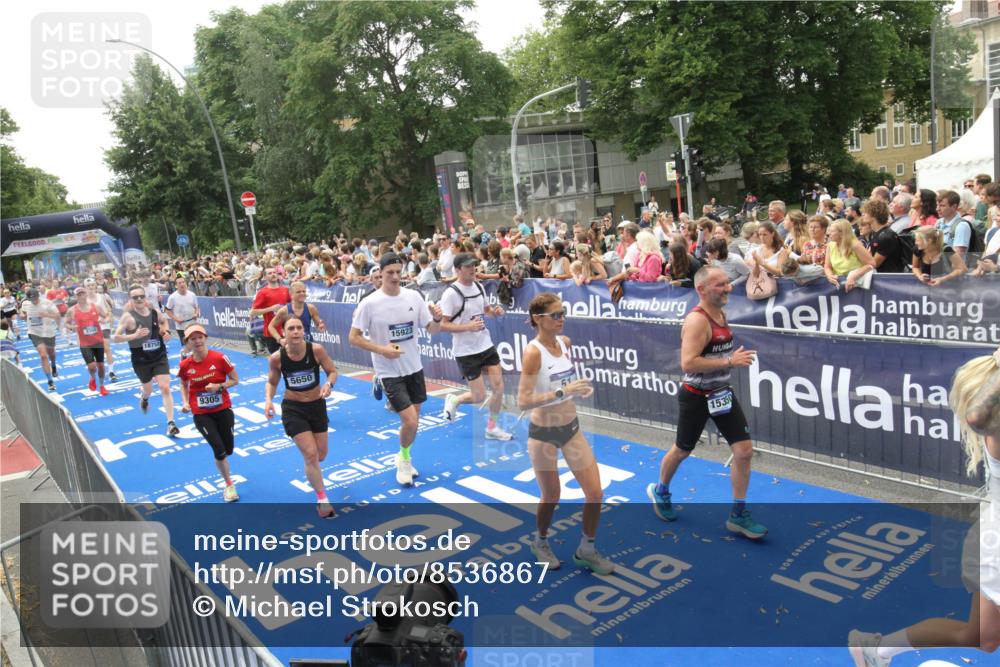 29.06.2025 - hella hamburg halbmarathon Michael Strokosch http://msf.ph/oto/8536867 29.06.2025 10:47:33 Ziel  meine-sportfotos.de