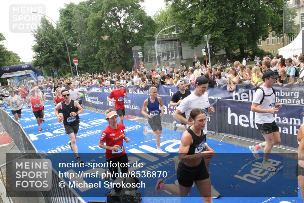 29.06.2025 - hella hamburg halbmarathon Michael Strokosch http://msf.ph/oto/8536870 29.06.2025 10:47:34 Ziel  meine-sportfotos.de