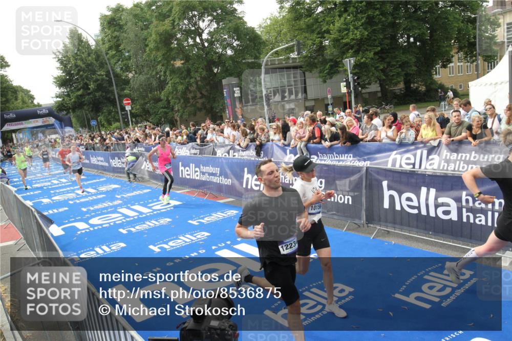 29.06.2025 - hella hamburg halbmarathon Michael Strokosch http://msf.ph/oto/8536875 29.06.2025 10:29:33 Ziel  meine-sportfotos.de