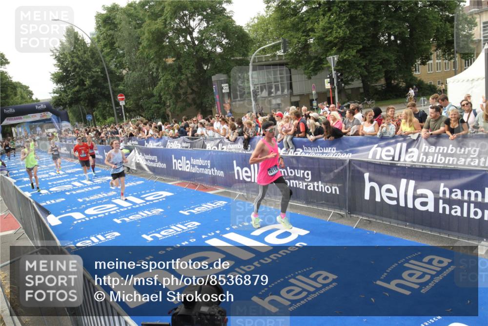 29.06.2025 - hella hamburg halbmarathon Michael Strokosch http://msf.ph/oto/8536879 29.06.2025 10:29:34 Ziel  meine-sportfotos.de