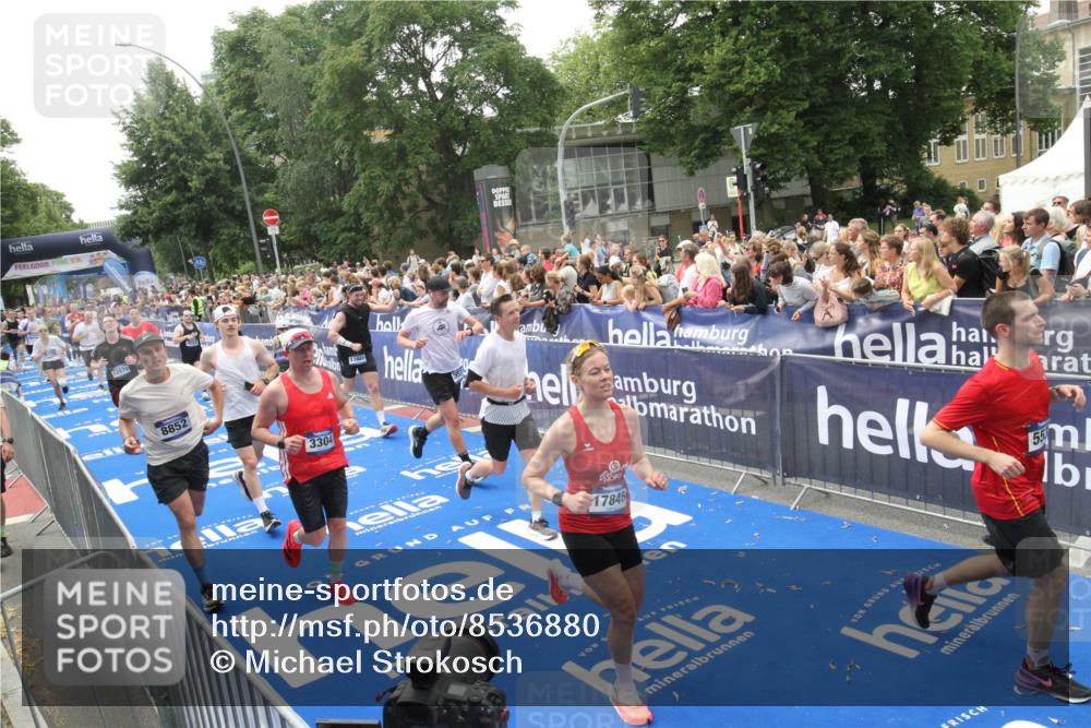 29.06.2025 - hella hamburg halbmarathon Michael Strokosch http://msf.ph/oto/8536880 29.06.2025 10:47:36 Ziel  meine-sportfotos.de