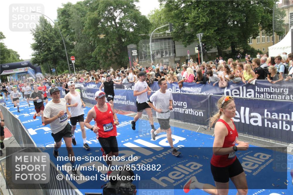 29.06.2025 - hella hamburg halbmarathon Michael Strokosch http://msf.ph/oto/8536882 29.06.2025 10:47:36 Ziel  meine-sportfotos.de