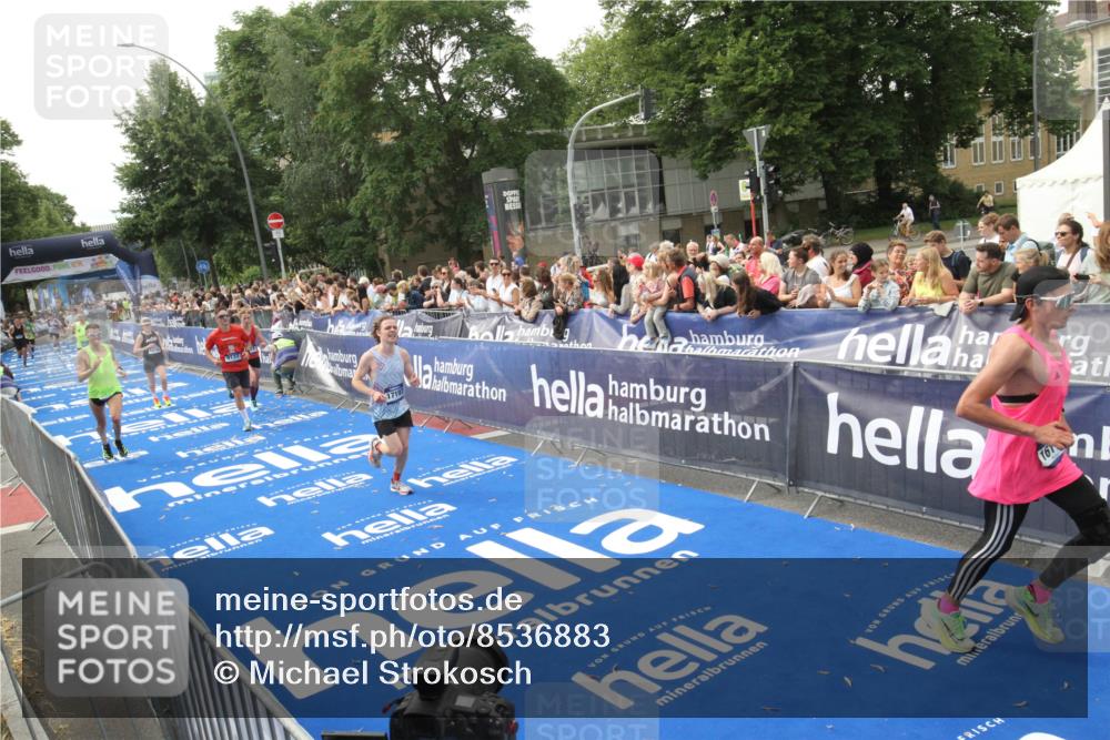 29.06.2025 - hella hamburg halbmarathon Michael Strokosch http://msf.ph/oto/8536883 29.06.2025 10:29:35 Ziel  meine-sportfotos.de
